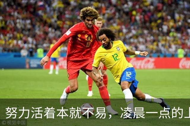 努力活着本就不易，凌晨一点的上海路边摊，遇到拾荒大爷空桌前吃剩饭，小伙果断买了一份加料炒面请他吃顿饭